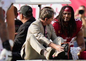 Fred Warner es retirado del campo en carrito médico tras lesionarse durante el partido de los 49ers en la temporada 2025.