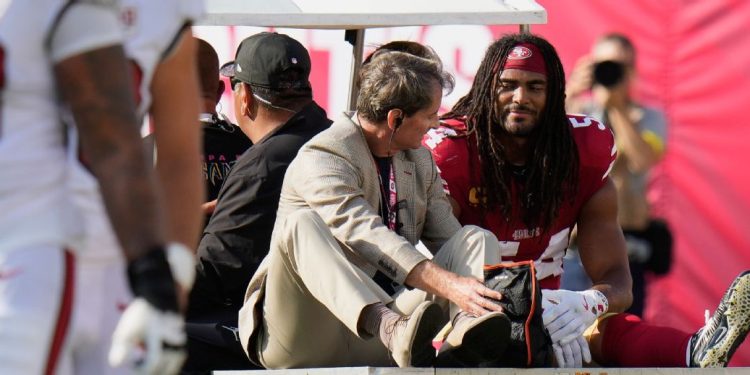 Fred Warner es retirado del campo en carrito médico tras lesionarse durante el partido de los 49ers en la temporada 2025.