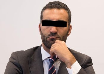 Exfuncionario mexicano detenido en Portugal enfrenta órdenes de aprehensión vigentes en México por delitos investigados por la FGR.