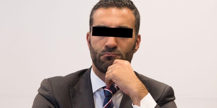 Exfuncionario mexicano detenido en Portugal enfrenta órdenes de aprehensión vigentes en México por delitos investigados por la FGR.