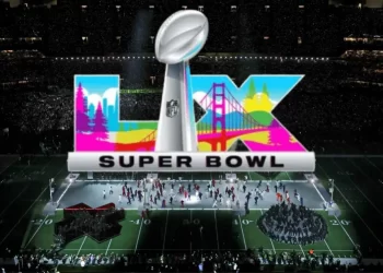 Logo del Super Bowl LX 2026 proyectado sobre el campo durante el espectáculo de medio tiempo en California.