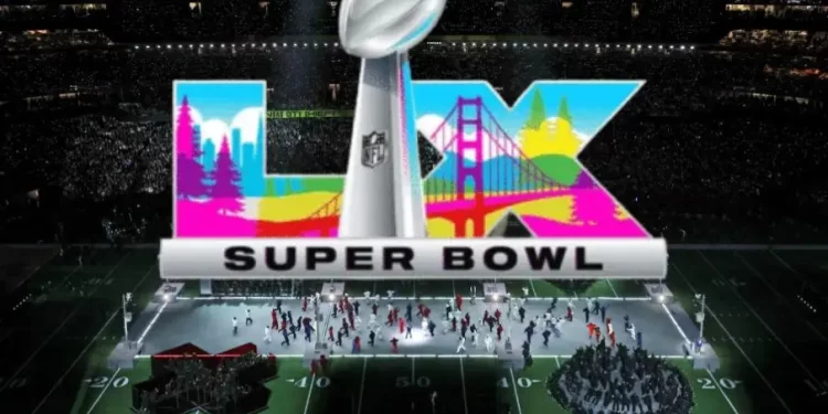 Logo del Super Bowl LX 2026 proyectado sobre el campo durante el espectáculo de medio tiempo en California.
