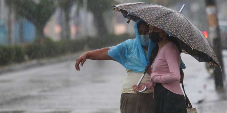 lluvias intensas en Quintana Roo carretera con lluvia