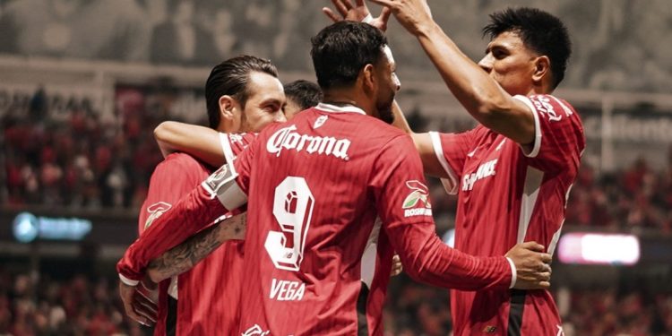 Jugadores de Toluca celebrando un gol en la Liga MX.