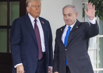 Donald Trump y Benjamín Netanyahu juntos tras la firma del acuerdo de paz en Gaza 2025.
