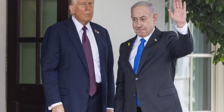 Donald Trump y Benjamín Netanyahu juntos tras la firma del acuerdo de paz en Gaza 2025.