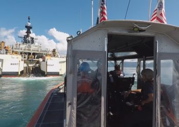 Embarcaciones de la Guardia Costera de Estados Unidos realizando un operativo antidrogas en el mar Caribe.