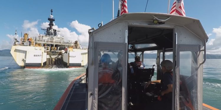 Embarcaciones de la Guardia Costera de Estados Unidos realizando un operativo antidrogas en el mar Caribe.