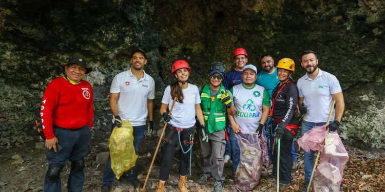 Ana Paty Peralta refuerza acciones para la conservación de los cenotes urbanos de Cancún