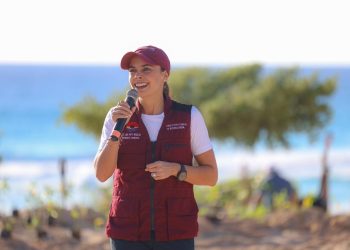 Ana Paty Peralta encabeza reforestación en la duna de Playa Delfines