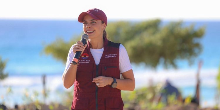 Ana Paty Peralta encabeza reforestación en la duna de Playa Delfines