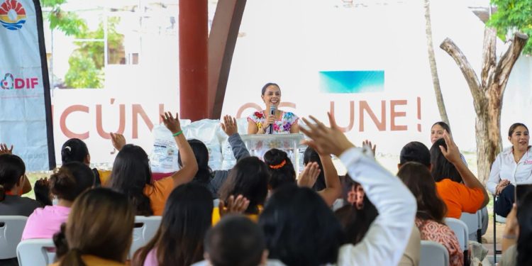 Ana Paty Peralta entrega apoyos alimentarios a mujeres y sus familias en la ciudad