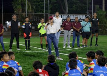 Ana Paty Peralta fortalece el desarrollo deportivo con la apertura de cancha en la SM 217