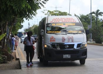Ciudadanos protestan por aumento al transporte en Cancún