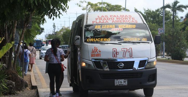 Ciudadanos protestan por aumento al transporte en Cancún