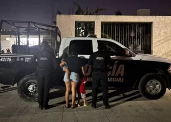 Rescatan a menor en Cancún tras ser llevado por su padre en un taxi