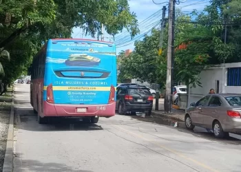 Mujer es arrastrada por un camión en Cancún; resulta gravemente herida