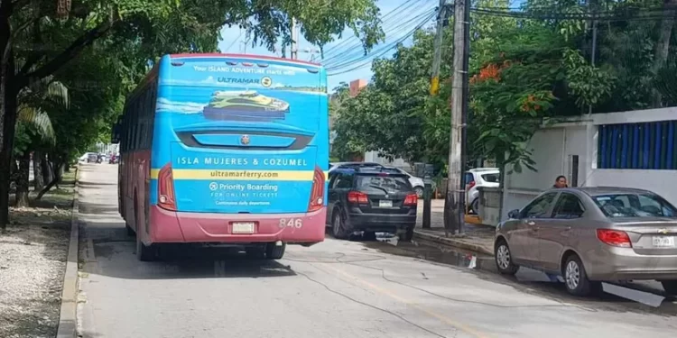 Mujer es arrastrada por un camión en Cancún; resulta gravemente herida