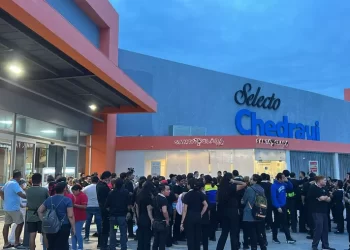Cancún: Incendio en Chedraui Selecto obliga a evacuar a clientes, empleados y cerrar temporalmente la tienda