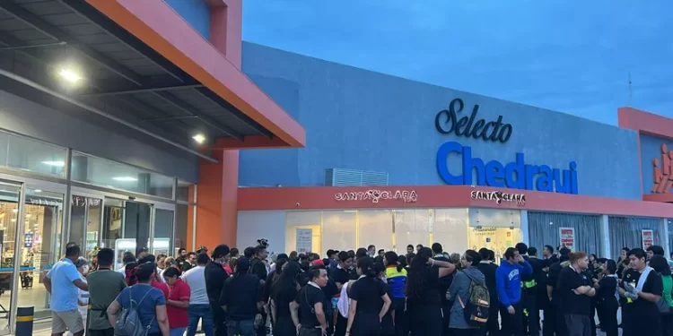 Cancún: Incendio en Chedraui Selecto obliga a evacuar a clientes, empleados y cerrar temporalmente la tienda
