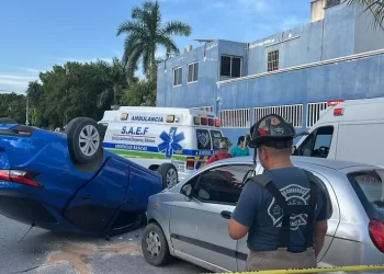 Aparatosa volcadura deja saldo de cinco lesionados en la región 222 de Cancún