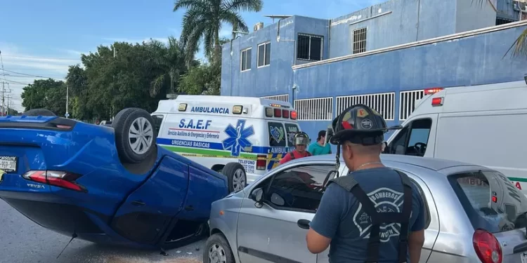 Aparatosa volcadura deja saldo de cinco lesionados en la región 222 de Cancún