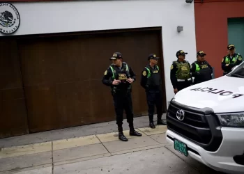 Perú considera ingresar a embajada mexicana para capturar a Chávez