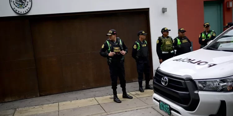 Perú considera ingresar a embajada mexicana para capturar a Chávez