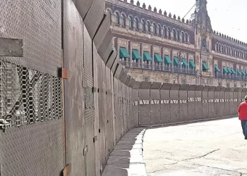 Vallas en Palacio Nacional: Sheinbaum justifica medida para “evitar violencia” durante protestas