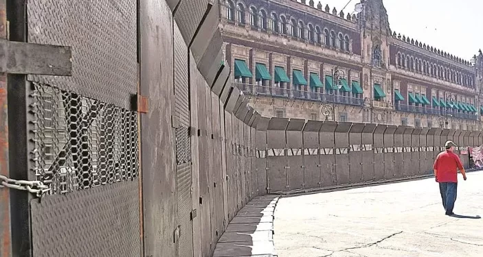 Vallas en Palacio Nacional: Sheinbaum justifica medida para “evitar violencia” durante protestas