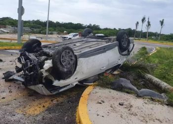 Accidente frente al Tren Maya deja cuatro lesionados en la autopista Cancún–Mérida