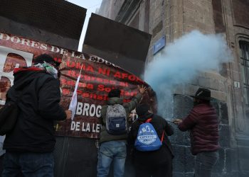 NTE rompe vallas en el Zócalo durante paro nacional de maestros