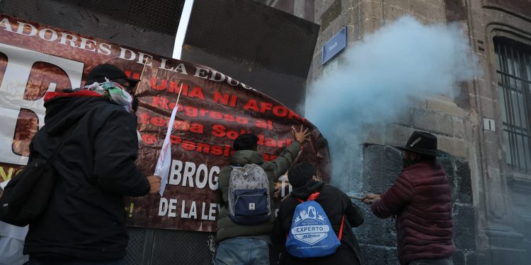 NTE rompe vallas en el Zócalo durante paro nacional de maestros