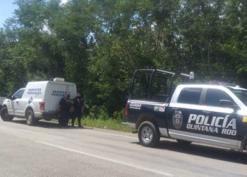 Encuentran a dos personas ejecutadas en auto abandonado cerca de Puerto Morelos