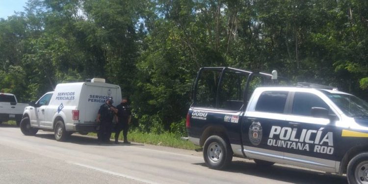 Encuentran a dos personas ejecutadas en auto abandonado cerca de Puerto Morelos