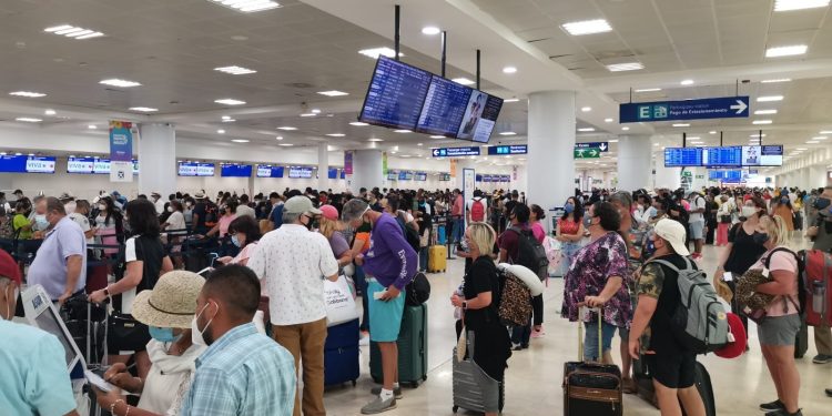 Actualización de software en aviones deja afectaciones en Cancún