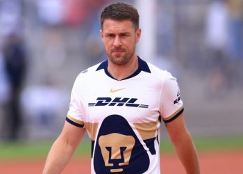 Aaron Ramsey con el uniforme de Pumas durante un partido de la Liga MX antes de su sorpresiva salida del club.