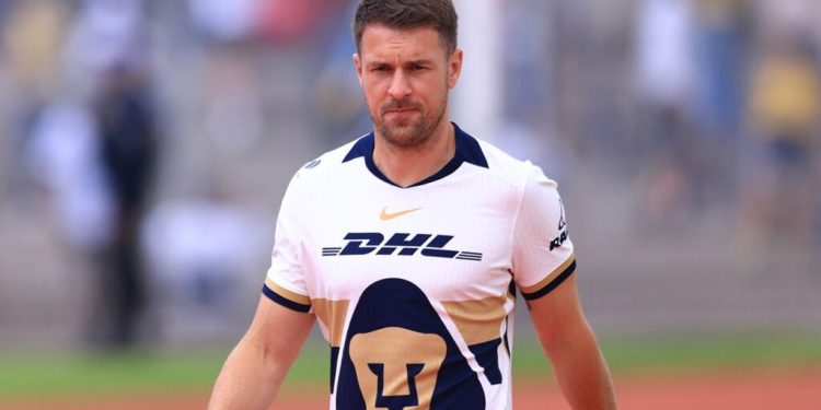 Aaron Ramsey con el uniforme de Pumas durante un partido de la Liga MX antes de su sorpresiva salida del club.