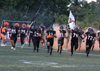 Leones Anáhuac Cancún entrando al campo entre humo Estadio Coliseo Maya sede de la final ONEFA