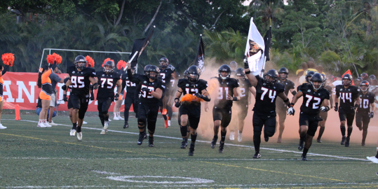Leones Anáhuac Cancún entrando al campo entre humo Estadio Coliseo Maya sede de la final ONEFA