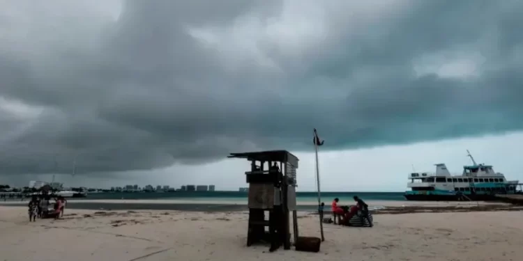 Clima en Cancún: Lluvias y viento fuerte afectarán este 28 de noviembre en la Península