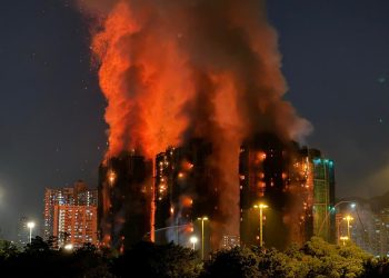 Hong Kong eleva cifra a 128 muertos y mantiene búsqueda activa