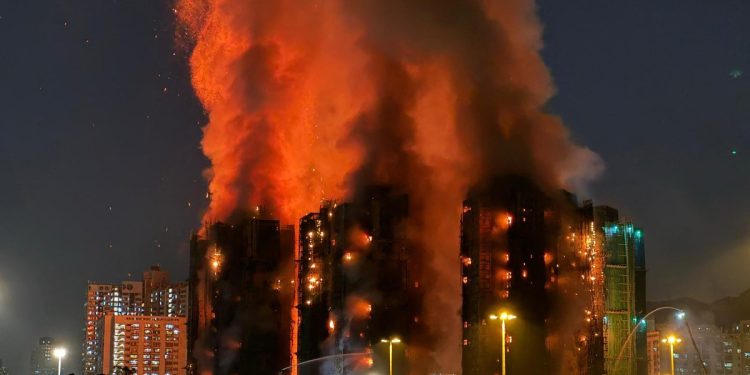 Hong Kong eleva cifra a 128 muertos y mantiene búsqueda activa