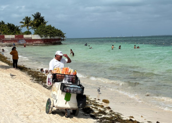 Hasta cinco mil pesos de multa para vendedores ambulantes sin permiso en Cancún