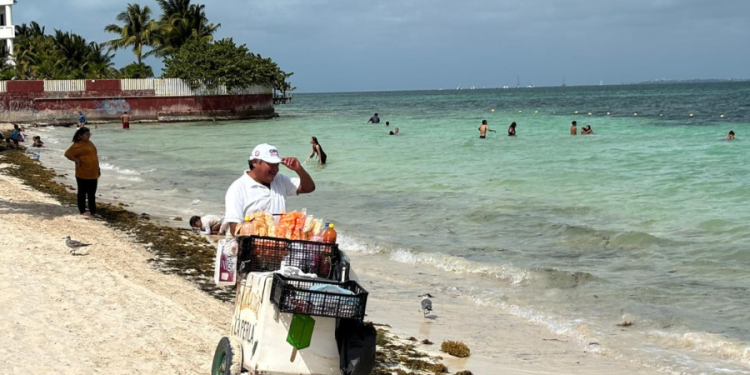 Hasta cinco mil pesos de multa para vendedores ambulantes sin permiso en Cancún