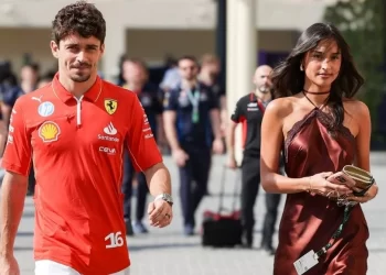 Charles Leclerc sostiene la mano de su novia Alexandra durante la propuesta de matrimonio en Mónaco, en un momento romántico que se volvió viral en la F1.