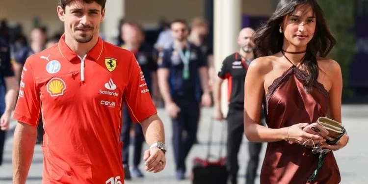 Charles Leclerc sostiene la mano de su novia Alexandra durante la propuesta de matrimonio en Mónaco, en un momento romántico que se volvió viral en la F1.