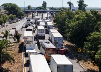 Segob logra acuerdo con agricultores y transportistas para liberar carreteras