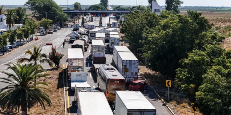 Segob logra acuerdo con agricultores y transportistas para liberar carreteras