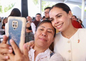 Ana Paty Peralta atestigua entrega de becas “Benito Juárez” en el nuevo CBTis 301